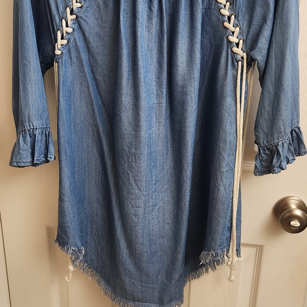 Chic Blue Blouse with White Detailing - Picture 2 of 5